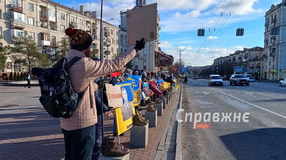 Праздник приближается – плен продолжается: в центр Запорожья снова вынесли берцы