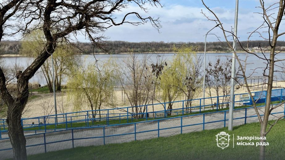 Купи сміття та старі меблі на узбережжі: популярний пляж привели до ладу в Запоріжжі