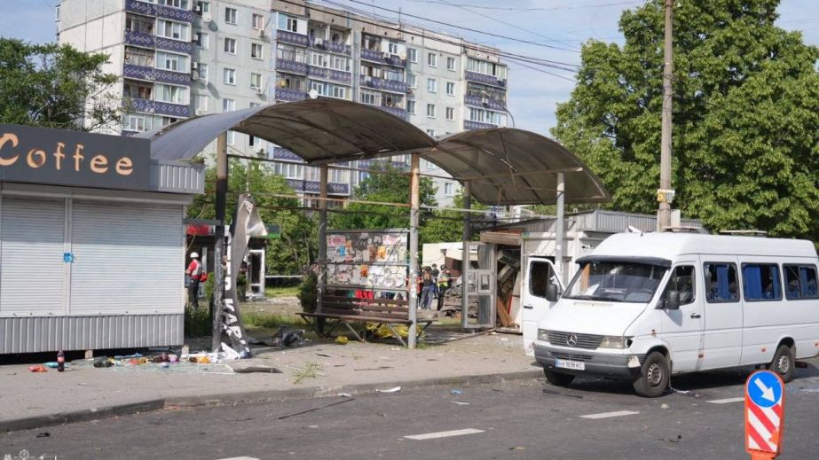 Россияне ударили по остановке в Запорожье &ndash; последствия попадания дрона