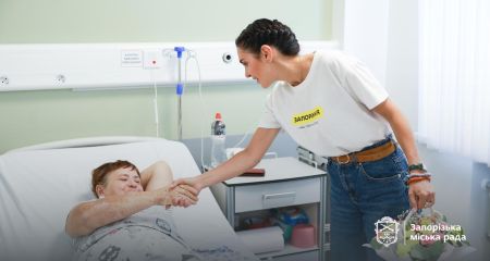 Медсестра із Запоріжжя підірвалася на міні біля дому: лікарі розповіли про її стан