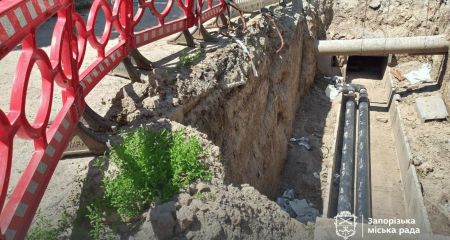 Вышел из строя: на Космосе в Запорожье меняют 50-летний аварийный трубопровод