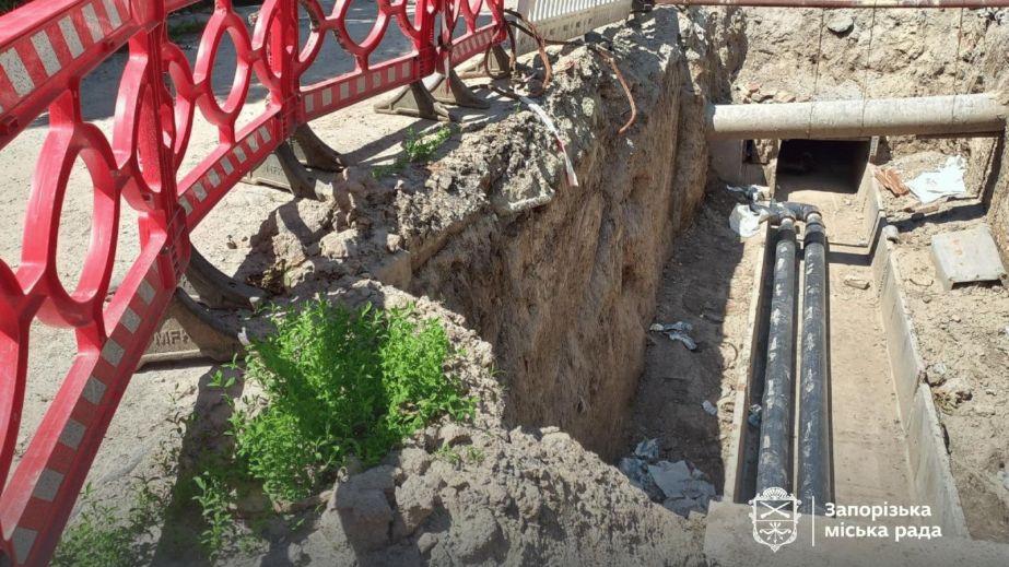 Вышел из строя: на Космосе в Запорожье меняют 50-летний аварийный трубопровод