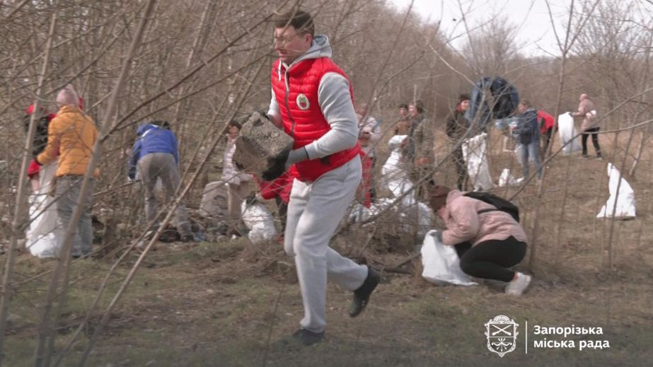 Екотолока на Бабурці: сотня запоріжців прибирала на Хортицькому шосе