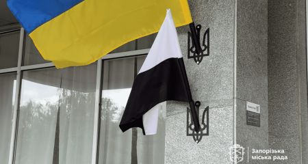 Черно-белые флаги появились над админзданиями в Запорожье
