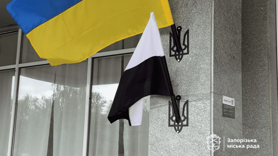 Черно-белые флаги появились над админзданиями в Запорожье