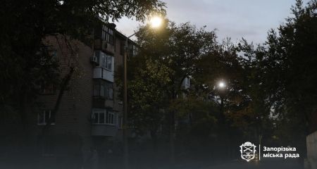 Не было более 20 лет: на запорожской улице появилось наружное освещение