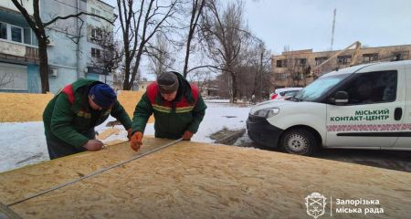 Відбудова міста: понад 1000 кв.м вікон "закрили" в Запоріжжі після обстрілів