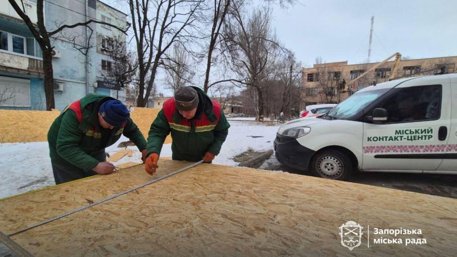 Восстановление города: более 1000 кв.м окон "закрыли" в Запорожье после обстрелов