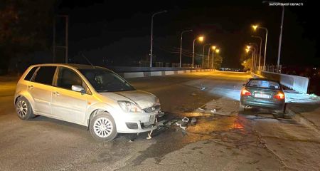 Два автомобиля разбиты в ночном автопроисшествии в Запорожье – детали от патрульных