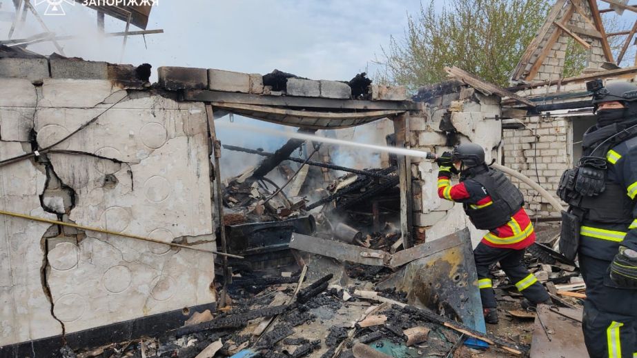 Дві пожежі приборкали запорізькі надзвичайники після ворожих обстрілів сел
