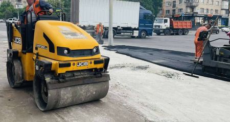 На проспекті в Запоріжжі ремонтують дорогу перед відкриттям ветеранського хабу