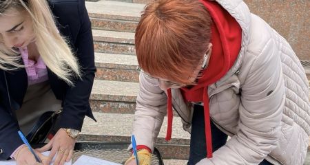 Звернення із понад 300 підписами за громадські слухання щодо розбудови в сквері Митців у Запоріжжі передано в міськраду