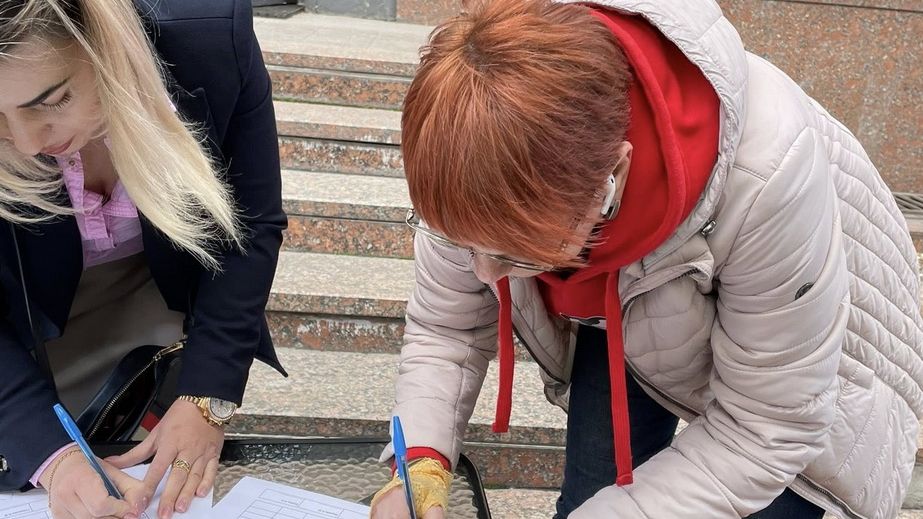 Звернення із понад 300 підписами за громадські слухання щодо розбудови в сквері Митців у Запоріжжі передано в міськраду