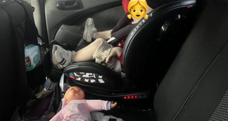 Запорізькі патрульні врятували зачинену в машині малючку
