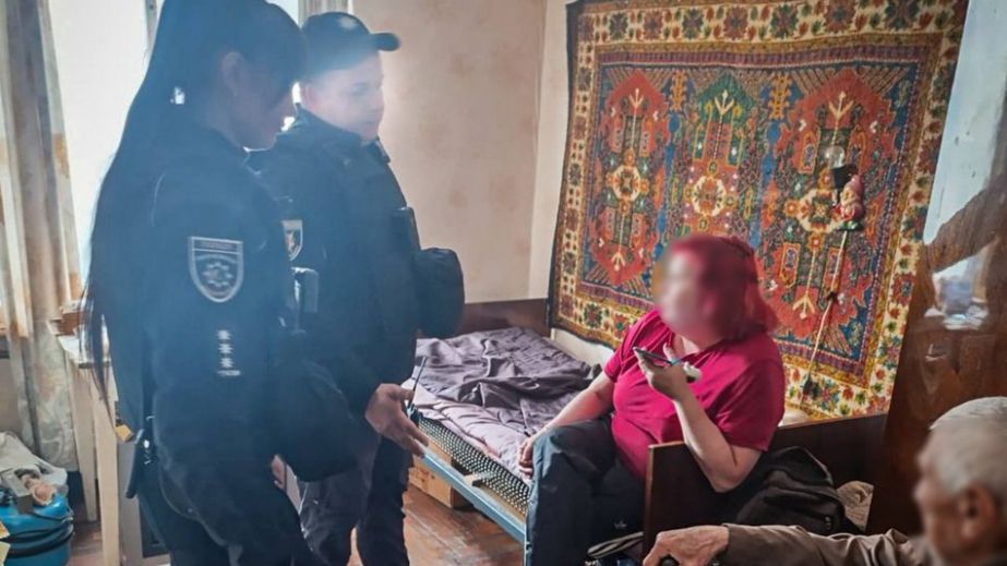 Насильно с конца апреля удерживала отца в квартире жительница Запорожья с психическими нарушениями – детали от полиции