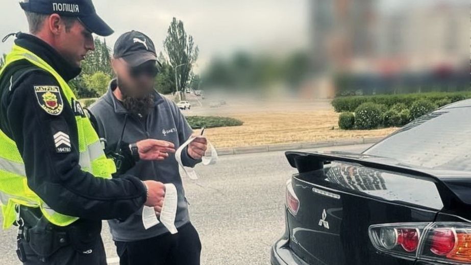 Водій Mitsubishi Lancer, який рвонув на "червоний", дістав штраф завдяки пильним жителям Запоріжжя