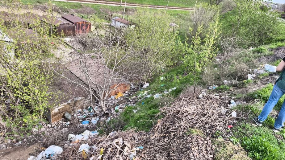 Чергове сміттєзвалище у Запоріжжі: посеред міста виявили понад 80 м² сміття