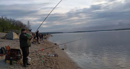 Попадаются осетровые: какие изменения видят запорожские рыбаки после исчезновения Каховского водохранилища