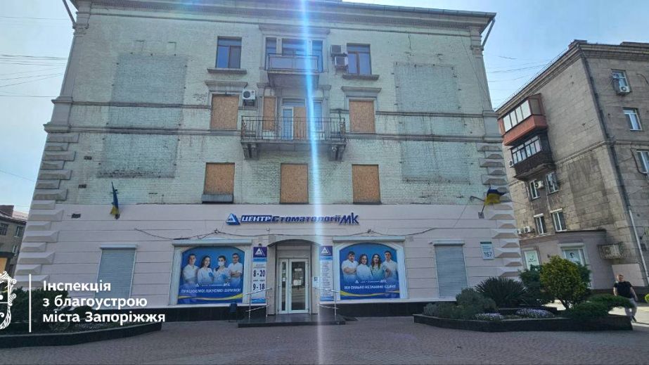 З фасаду в центрі Запоріжжя демонтували одну з найвідоміших рекламних вивісок