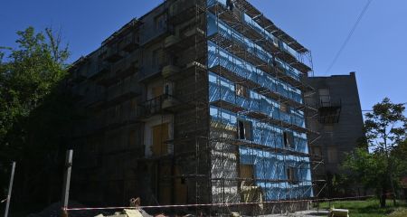 Продолжаются работы в дважды пострадавшем от обстрелов доме в Запорожье