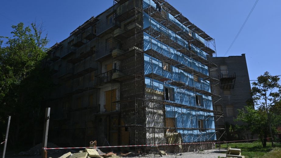Продолжаются работы в дважды пострадавшем от обстрелов доме в Запорожье