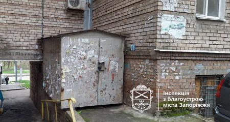 Запоріжець встановив гараж впритул до фасаду багатоповерхівки