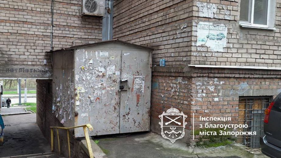 Запоріжець встановив гараж впритул до фасаду багатоповерхівки
