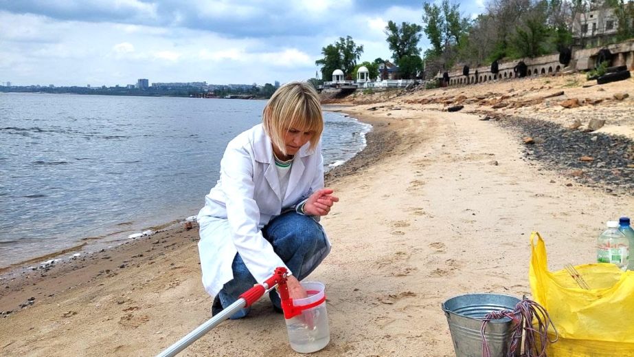 На пляжах Запоріжжя перевіряють стан води у Дніпрі перед початком літнього сезону