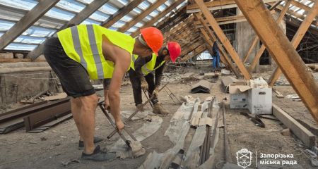После обстрелов в Запорожье восстановили более 700 кв. м разбитых кровель