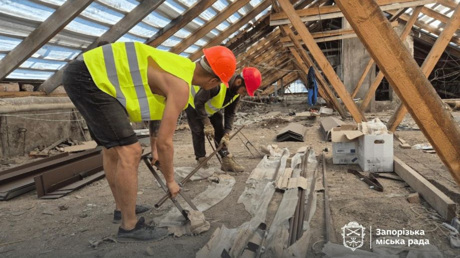 Після обстрілів у Запоріжжі відновили понад 700 кв. м розбитих покрівель