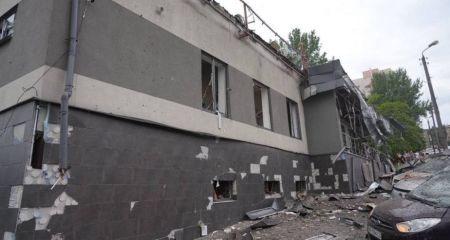 Офісну будівлю атакували росіяни в Запоріжжі: виникла пожежа