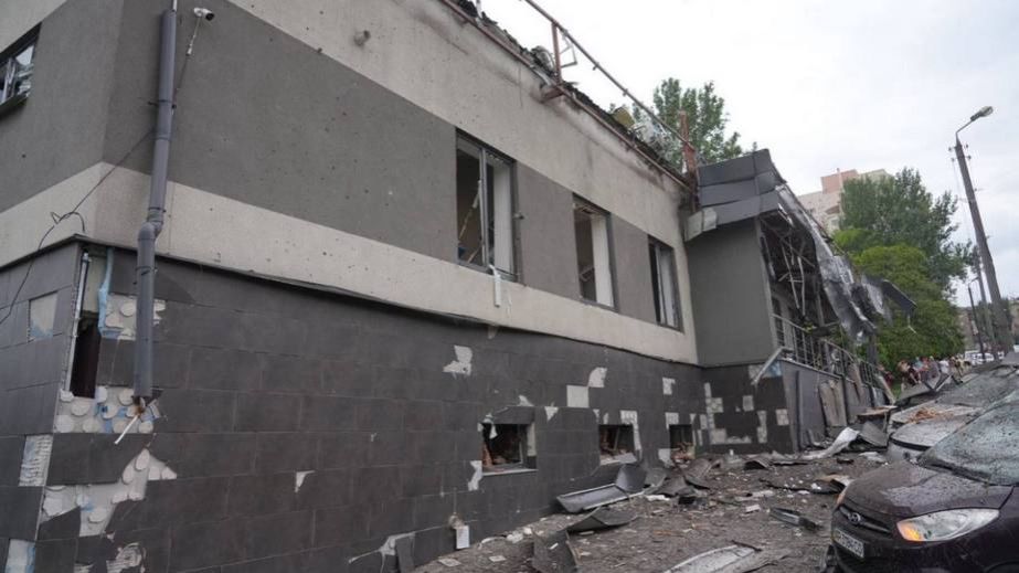 Офісну будівлю атакували росіяни в Запоріжжі: виникла пожежа