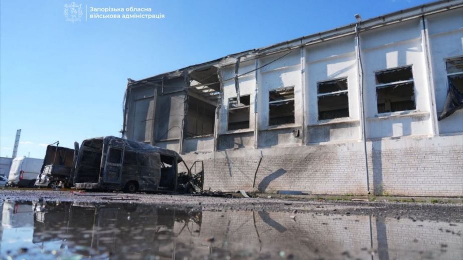 Розбитий склад, спалені авто: в ЗОВА показали наслідки "прильоту" в Запоріжжі