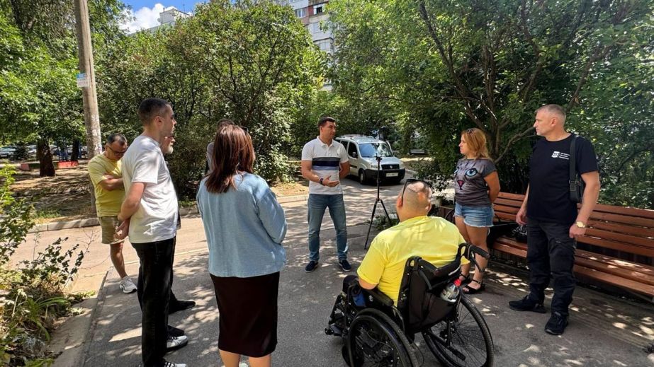 На Бабурці в Запоріжжі під&rsquo;їзд багатоповерхівки обладнали спецпідйомниками