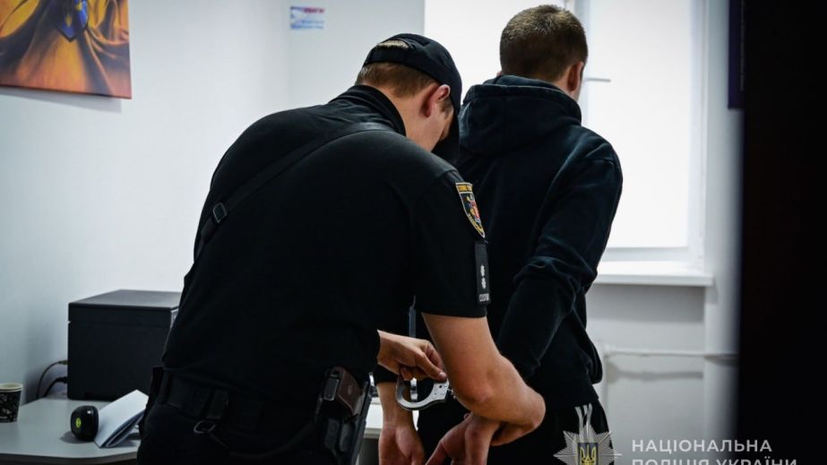 Ночной конфликт в Запорожье: молодой человек жестоко избил мужчину на улице