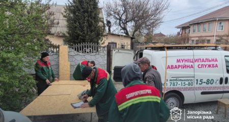 Коммунальщики "закрыли" окна в более чем 20 поврежденных домах Запорожья