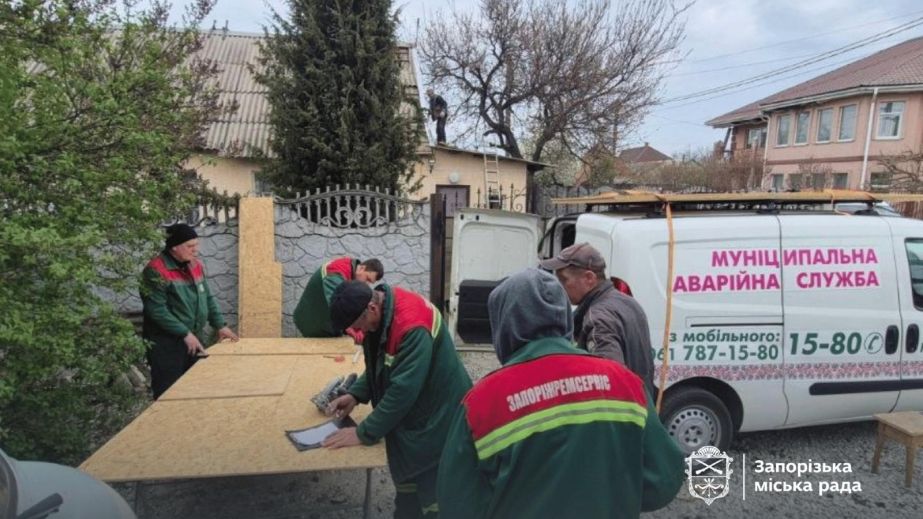 Комунальники "закрили" вікна у понад 20 пошкоджених будинках Запоріжжя