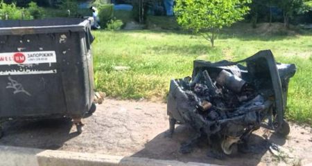 Вандалы дотла сожгли мусорный бак в одном из дворов в Запорожье