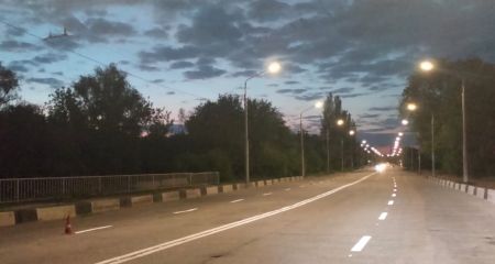 Запорізькі комунальники наносять дорожню розмітку під покровом ночі