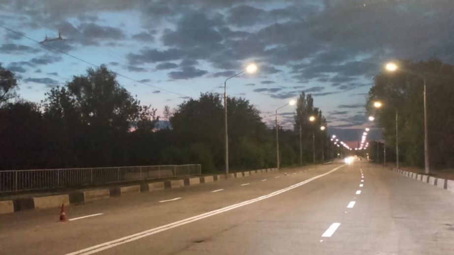 Запорожские коммунальщики наносят дорожную разметку под покровом ночи