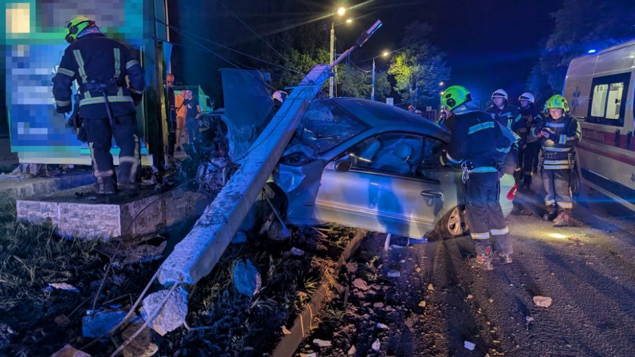 Мотоцикліст опинився під легковиком – кадри автотрощі в Запоріжжі