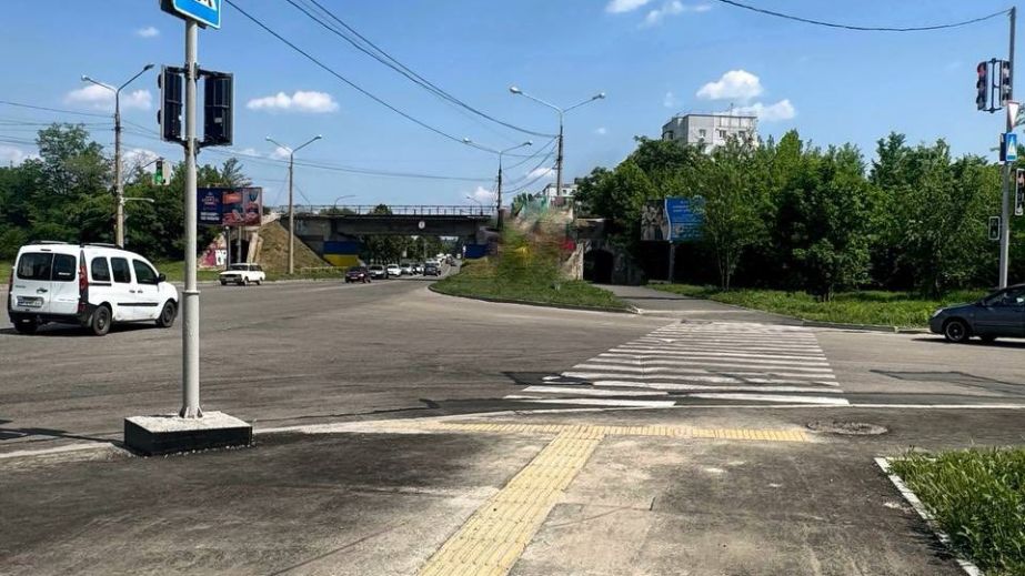 Перехід з тактильною плиткою з'явився біля Хортицького шосе в Запоріжжі