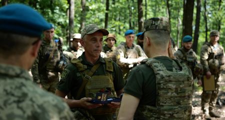Главком ВСУ вручил почетную награду морпеху из Запорожья
