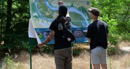 Запорізькі ветерани прибрали біля святилища на Хортиці