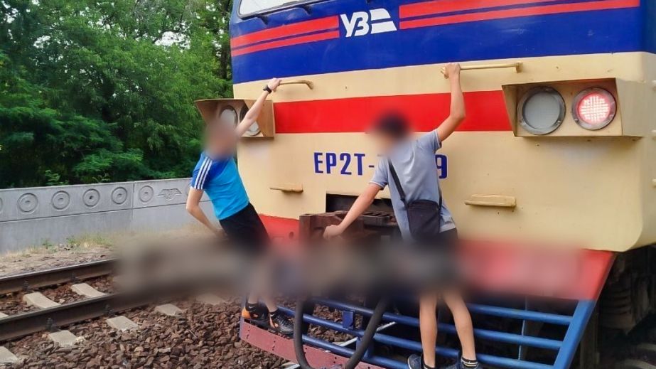 Полицейские разыскали зацеперов, "развлекавшихся" на электропоезде в Запорожье