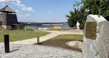 На Хортице открыли памятный знак в честь запорожского "киборга"
