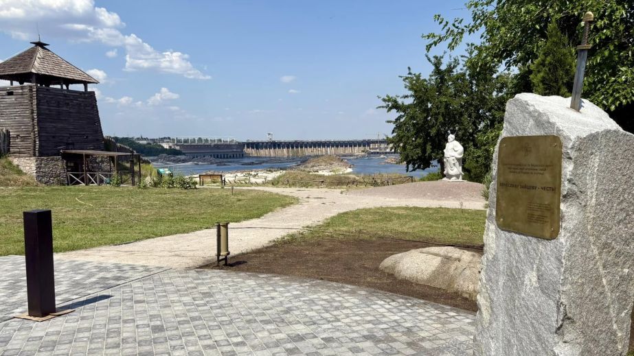 На Хортиці відкрили пам’ятний знак на честь запорізького "кіборга"