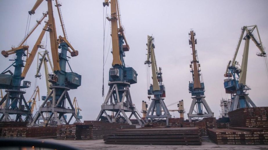 Росіяни готують порт на окупованому Запоріжжі до вивезення награбованого майна