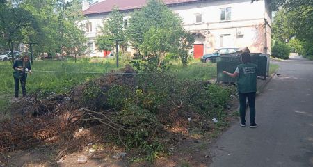 Стихийную свалку обнаружили между многоэтажками в центре Запорожья