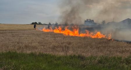 Из-за обстрелов горели склад и дом на Запорожье